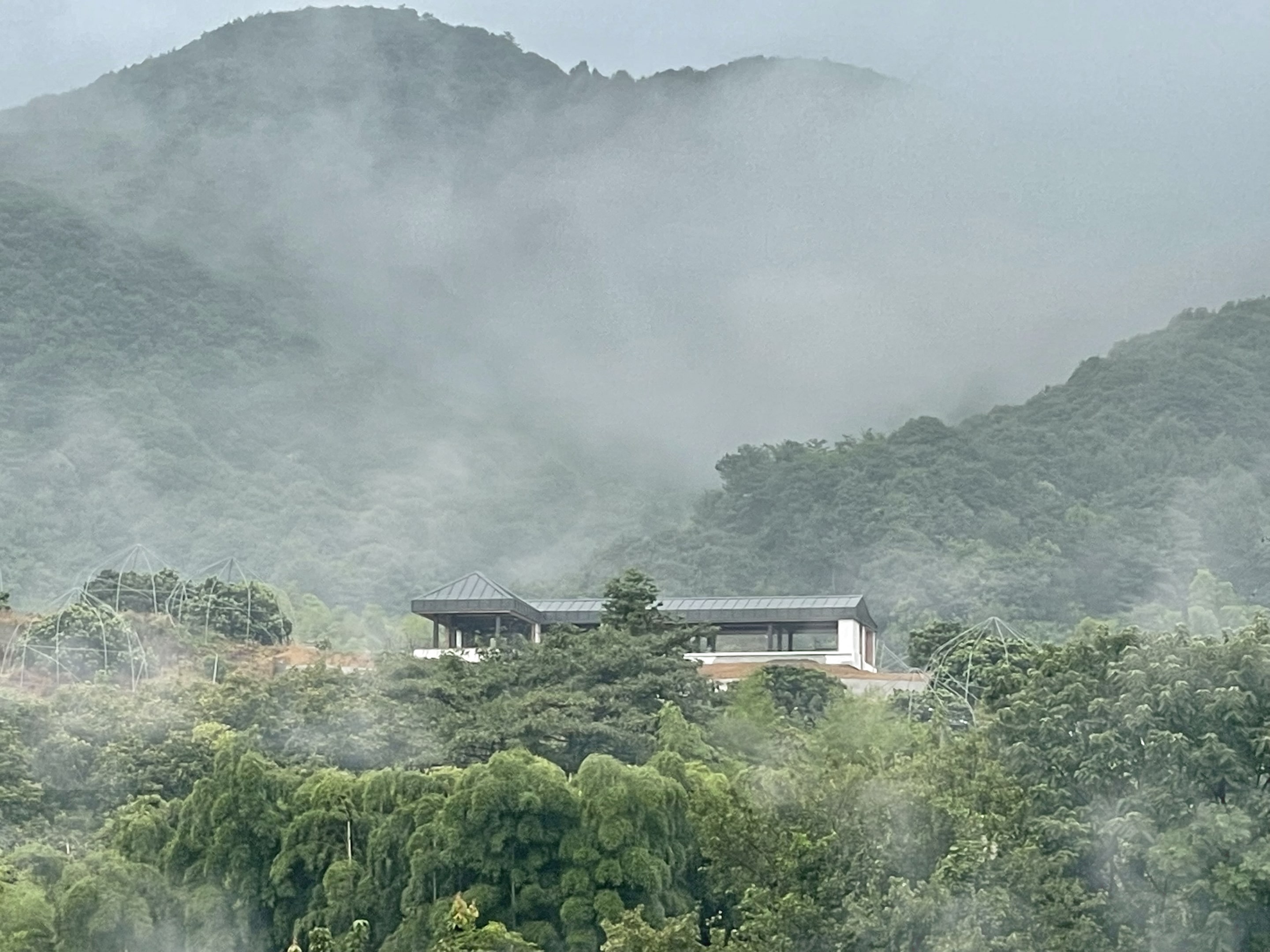 从山下看向建筑，View of the building from the bottom of the mountain  @李栽培-min.jpg