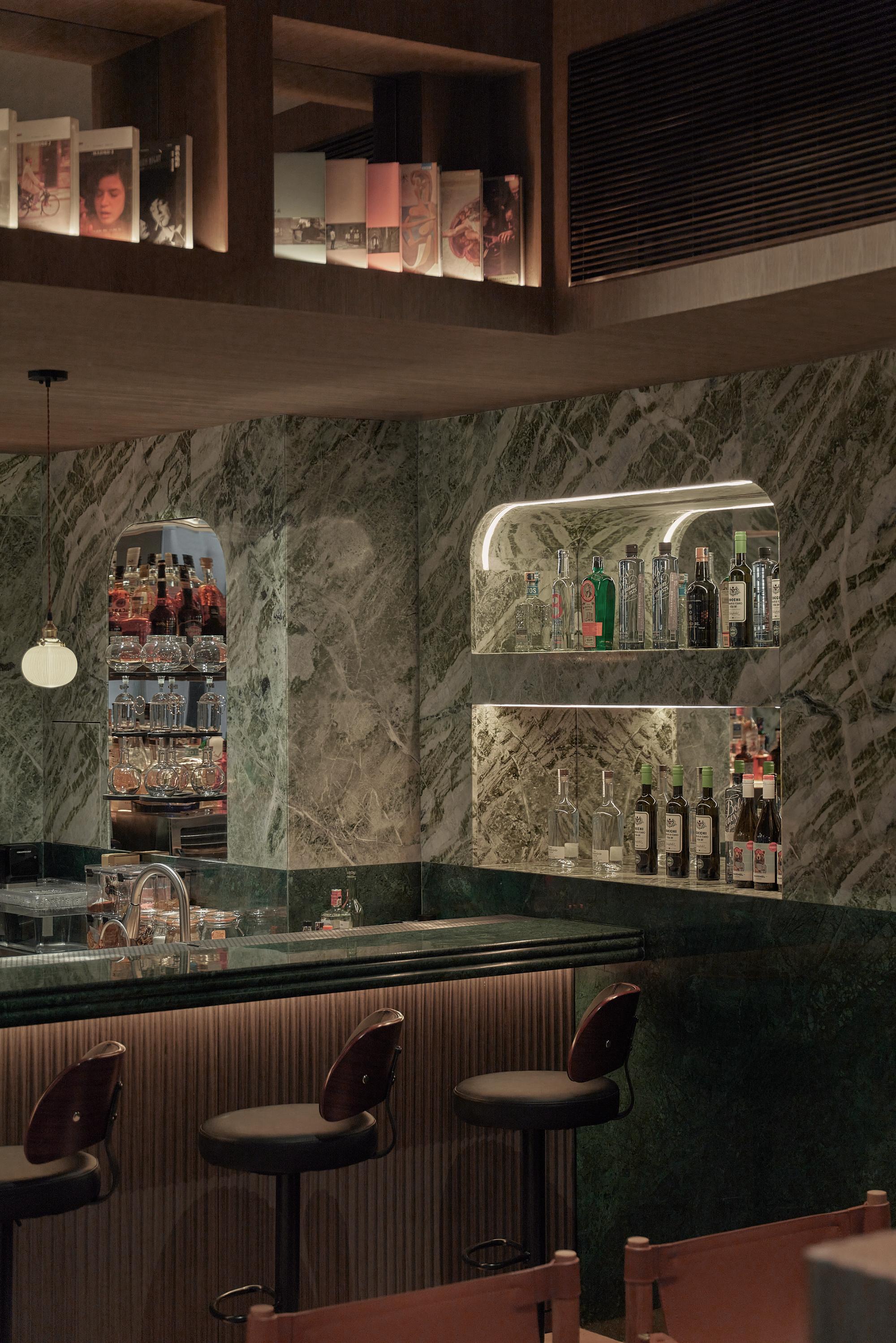 20green marble cladded wall and bar counter  绿色花岗岩制作的吧台墙面和台面.jpg