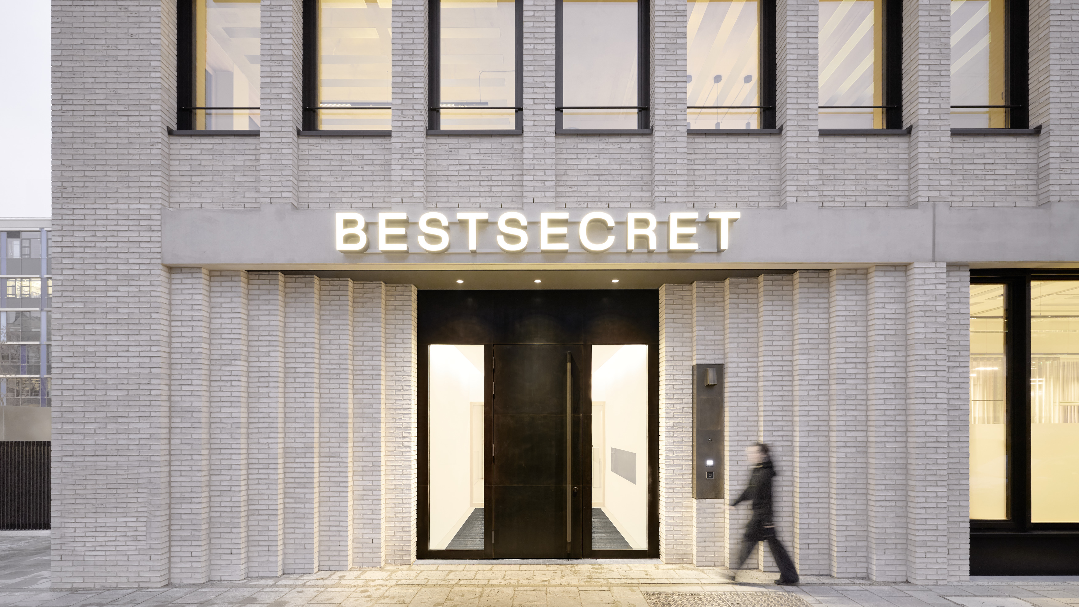 17496060405997820bhB.jpg HENN_BESTSECRET_14_exterior_(c)MarkSeelen.jpg