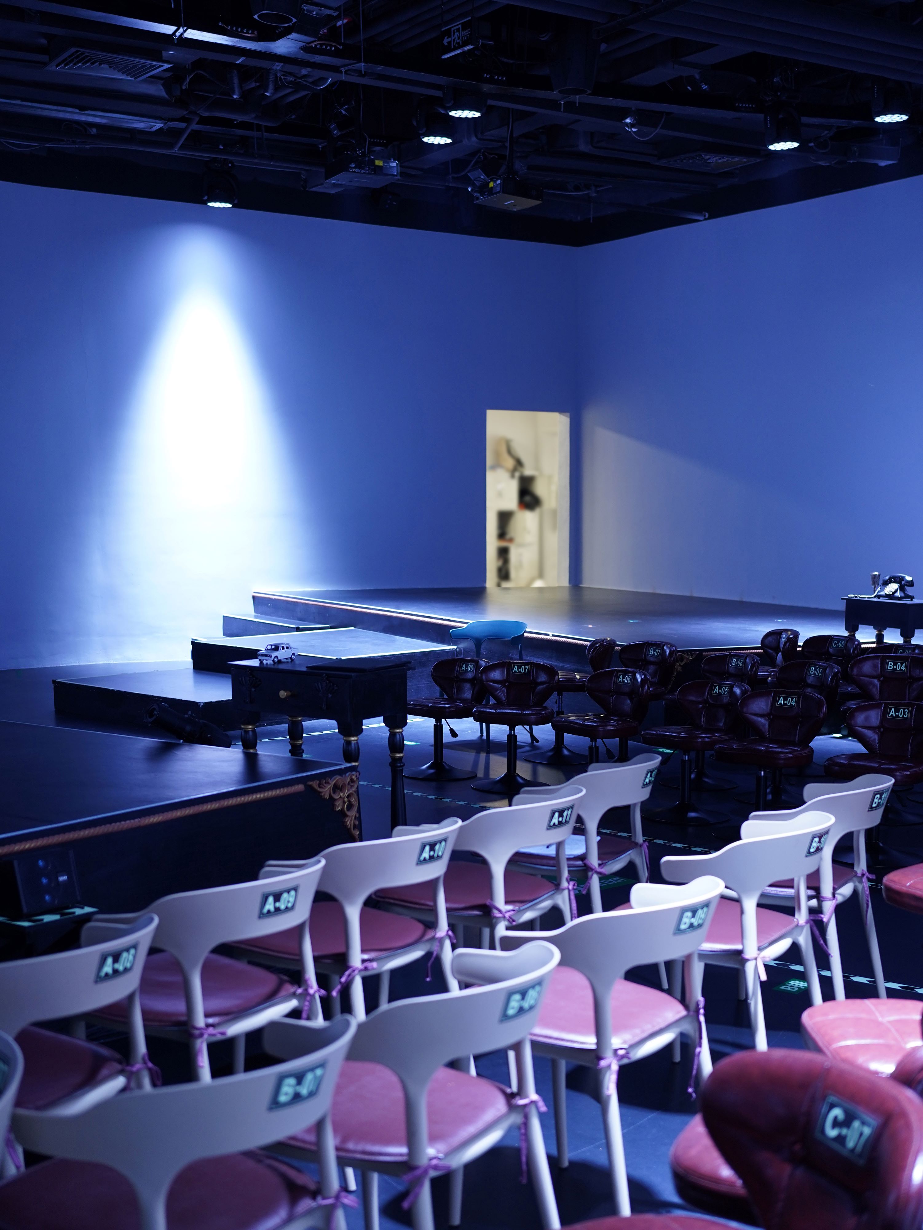 1749615225195948gBn1.jpg 交织的舞台和观众席,Intertwined stage and auditorium ©徐英达,黄迪.jpg