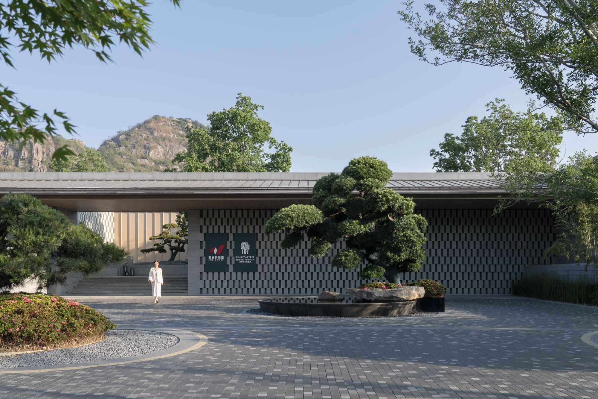 1751639958738322dxoL.jpg 【02】内部地坪在入口基础上抬升,保证酒店隐私性 ©此间建筑摄影.jpg