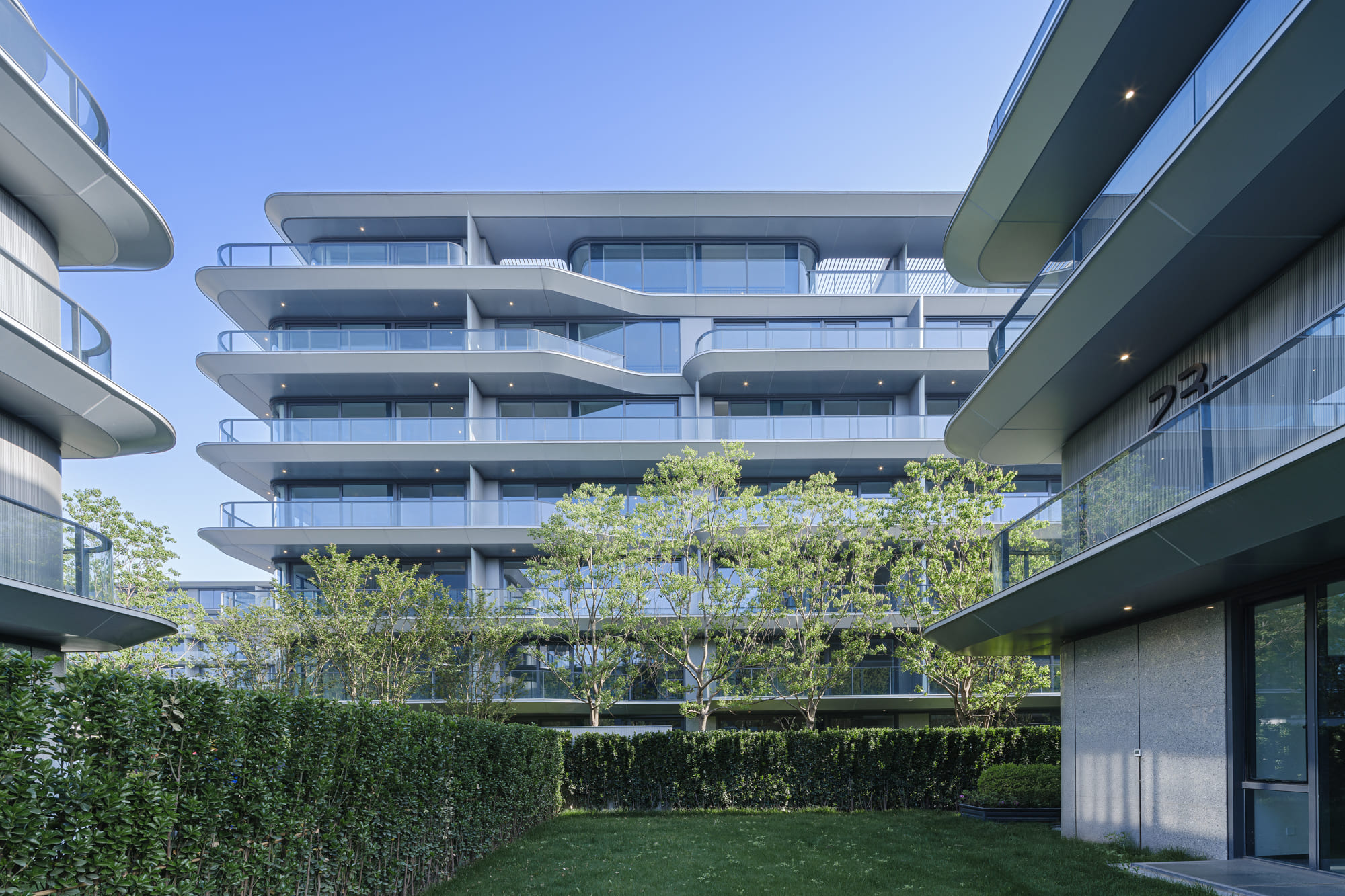 3_ 叠排住宅南立面 South Facade of the Stacked Townhouses ©泠城摄影 shiromio studio.jpg