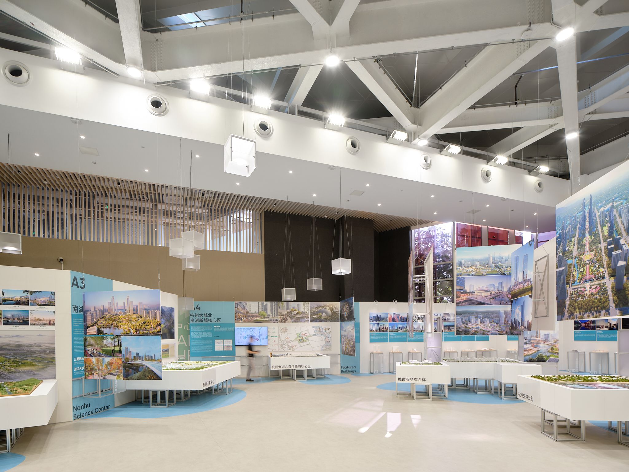 图3 光影下的展厅，gallery bathed in light ©梅可嘉.jpg