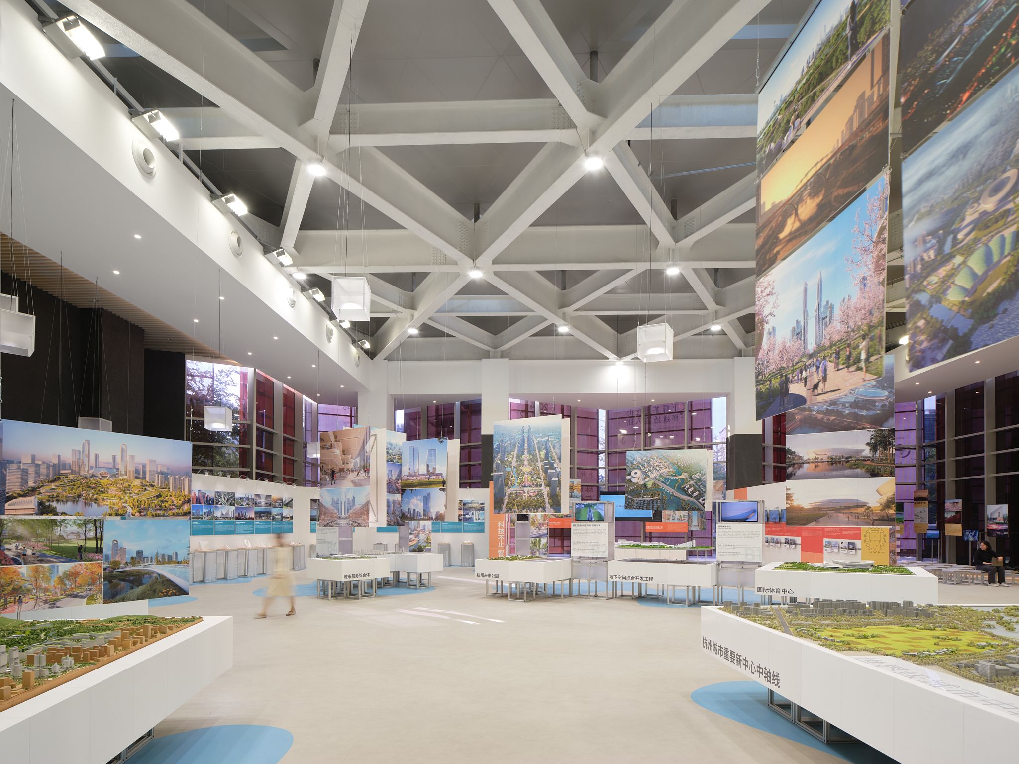 图13 可回收的轻质铝型材模型展台如同漂浮的岛屿，Recyclable aluminum display platforms appear as floating islands ©梅可嘉.jpg