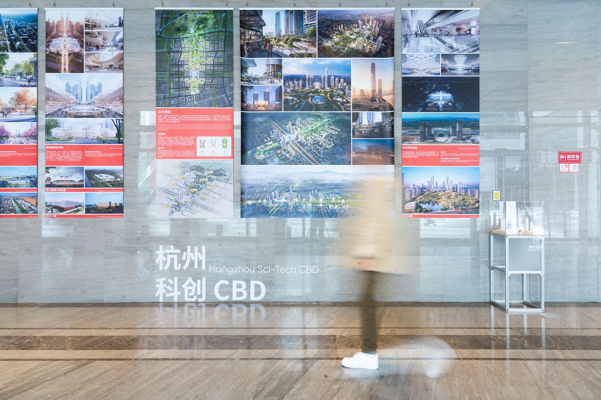 图23 观展者依次游览，visitors follow the designated flow ©王一博.jpg