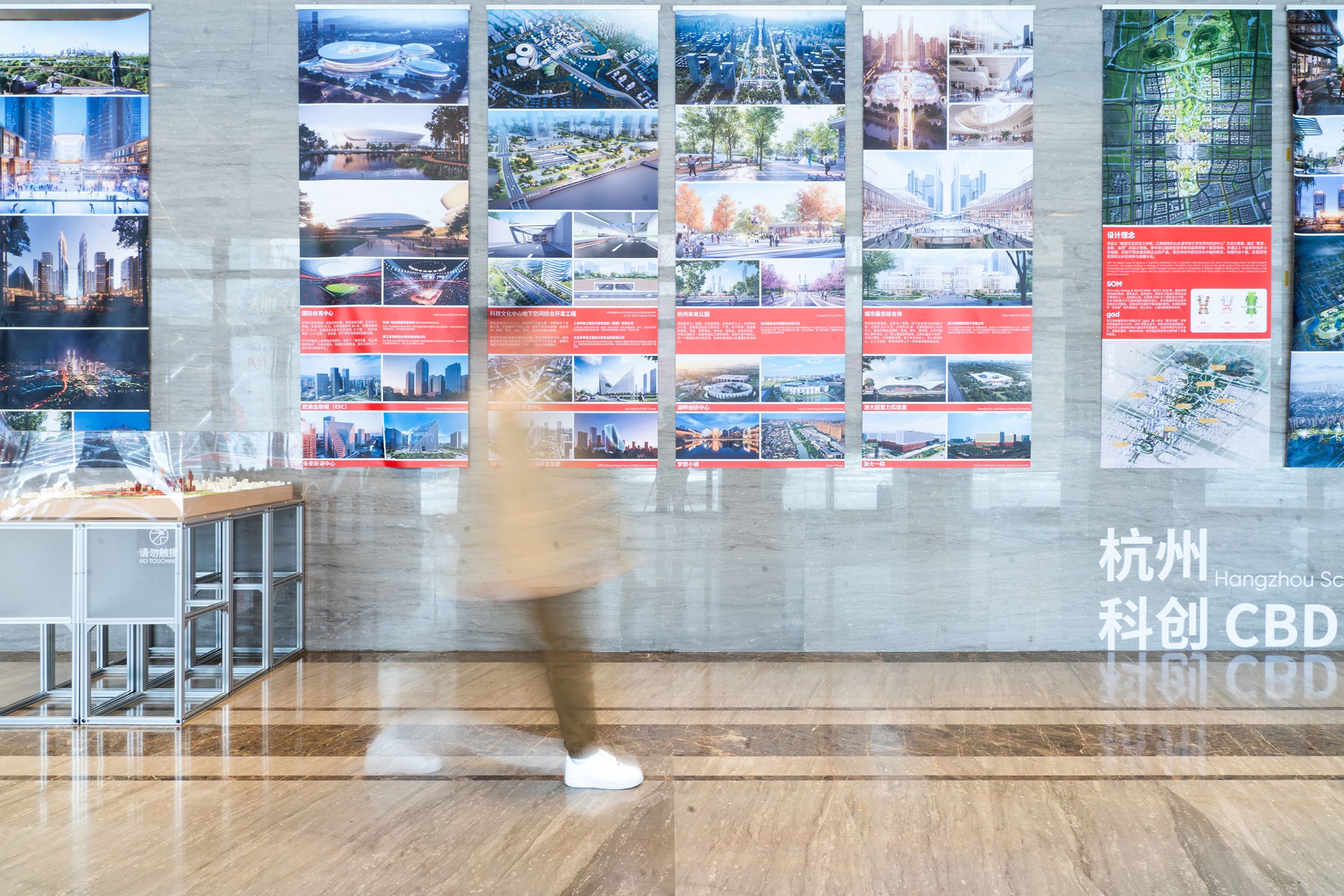 图25 观展者依次游览，visitors follow the designated flow ©王一博.jpg