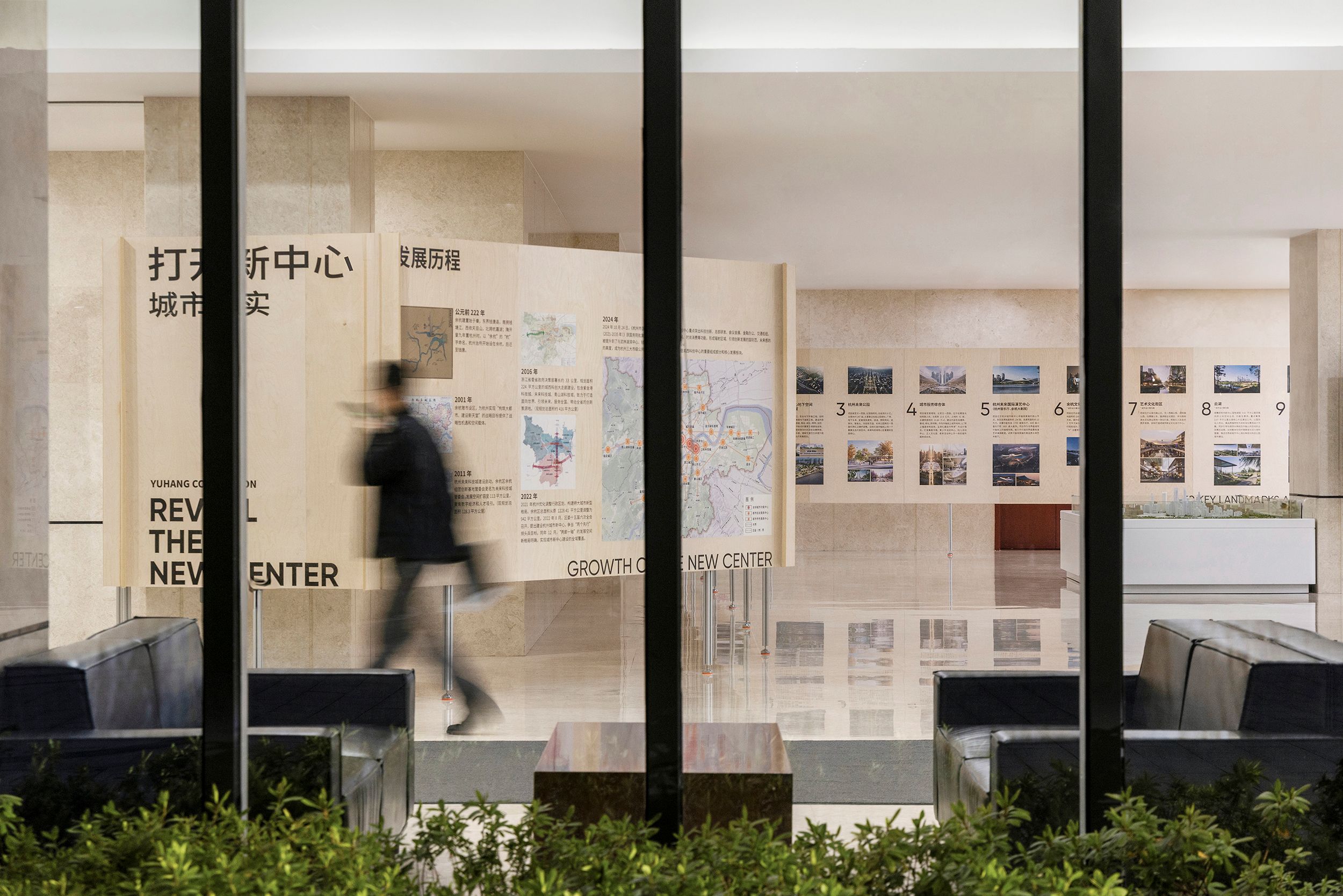 图34 从室外看内部展览，view of the exhibition from outside © Daily建筑摄影.jpg