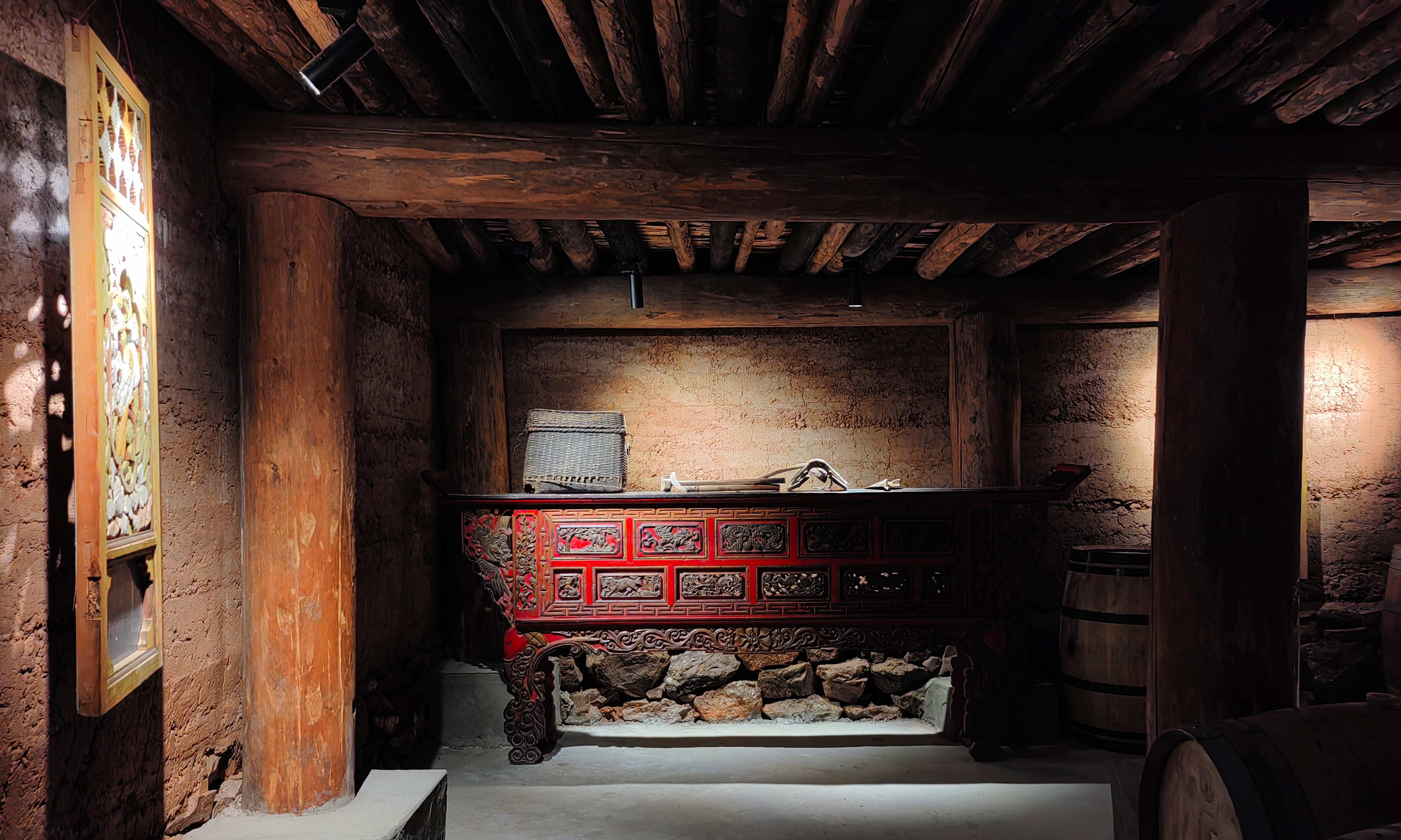 21_保留的藏式土木体系所形成的空间既是酒窖也是艺术策展空间_王剑峰.jpg
