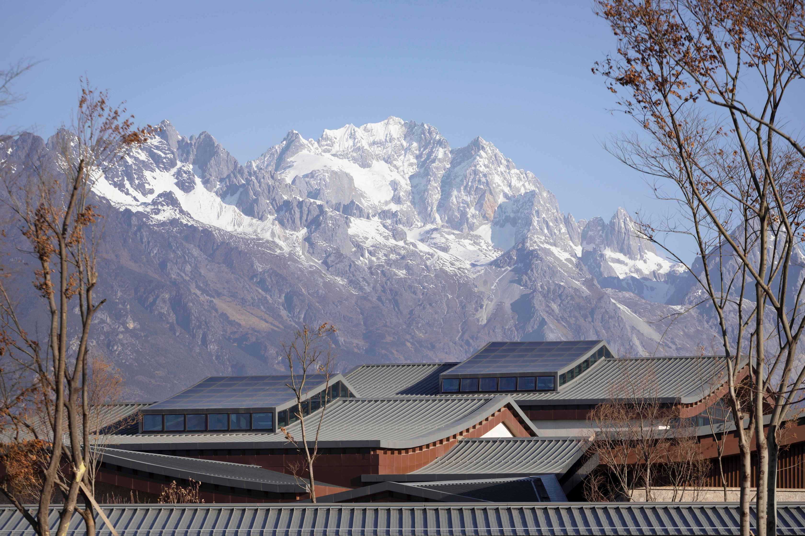 1764923618695118oOLv.jpg 03 屋顶与雪山呼应©THAD.jpg