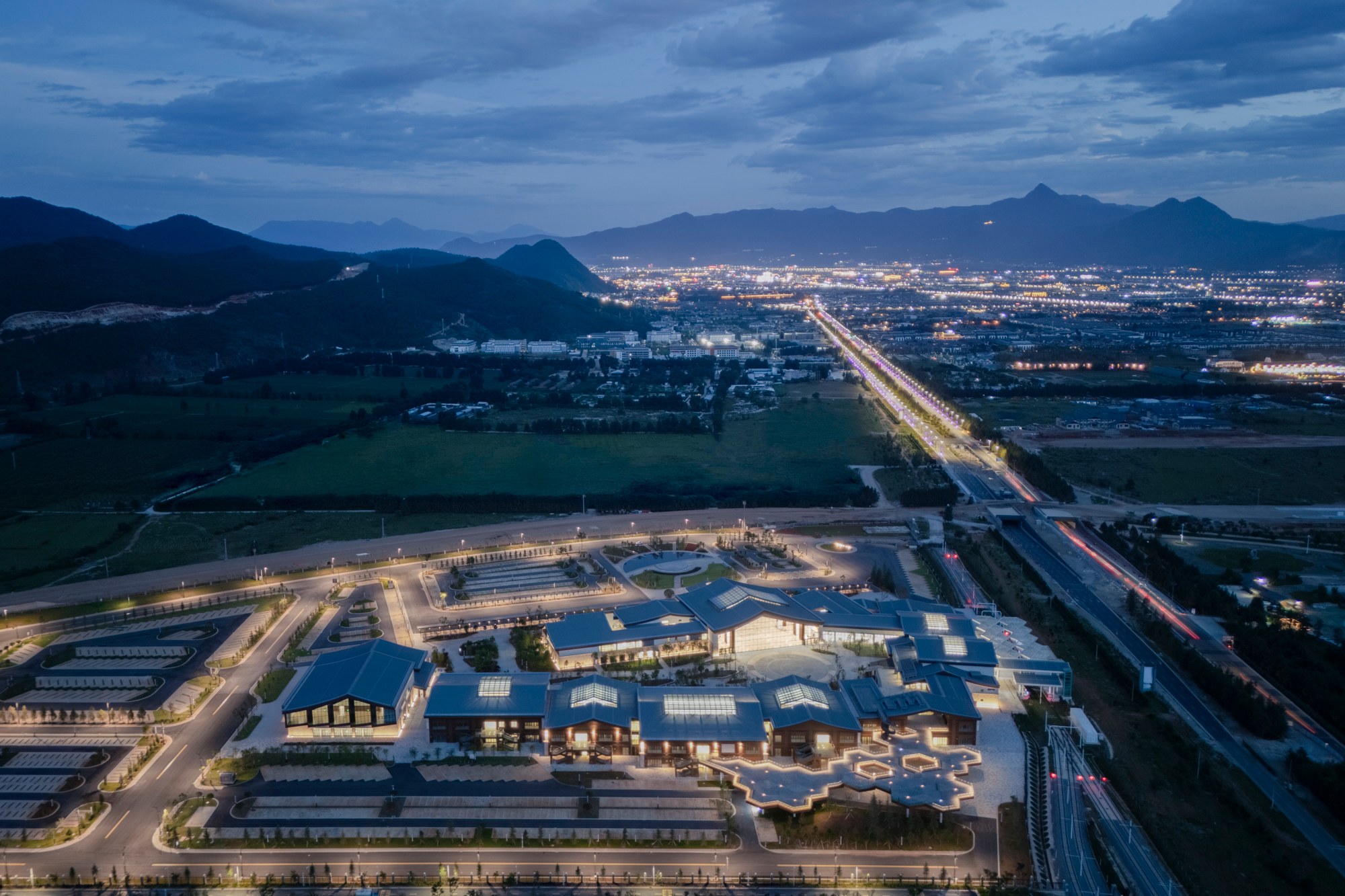 1764923662363748V1f5.jpg 04 遥望丽江古城方向©THAD.jpg