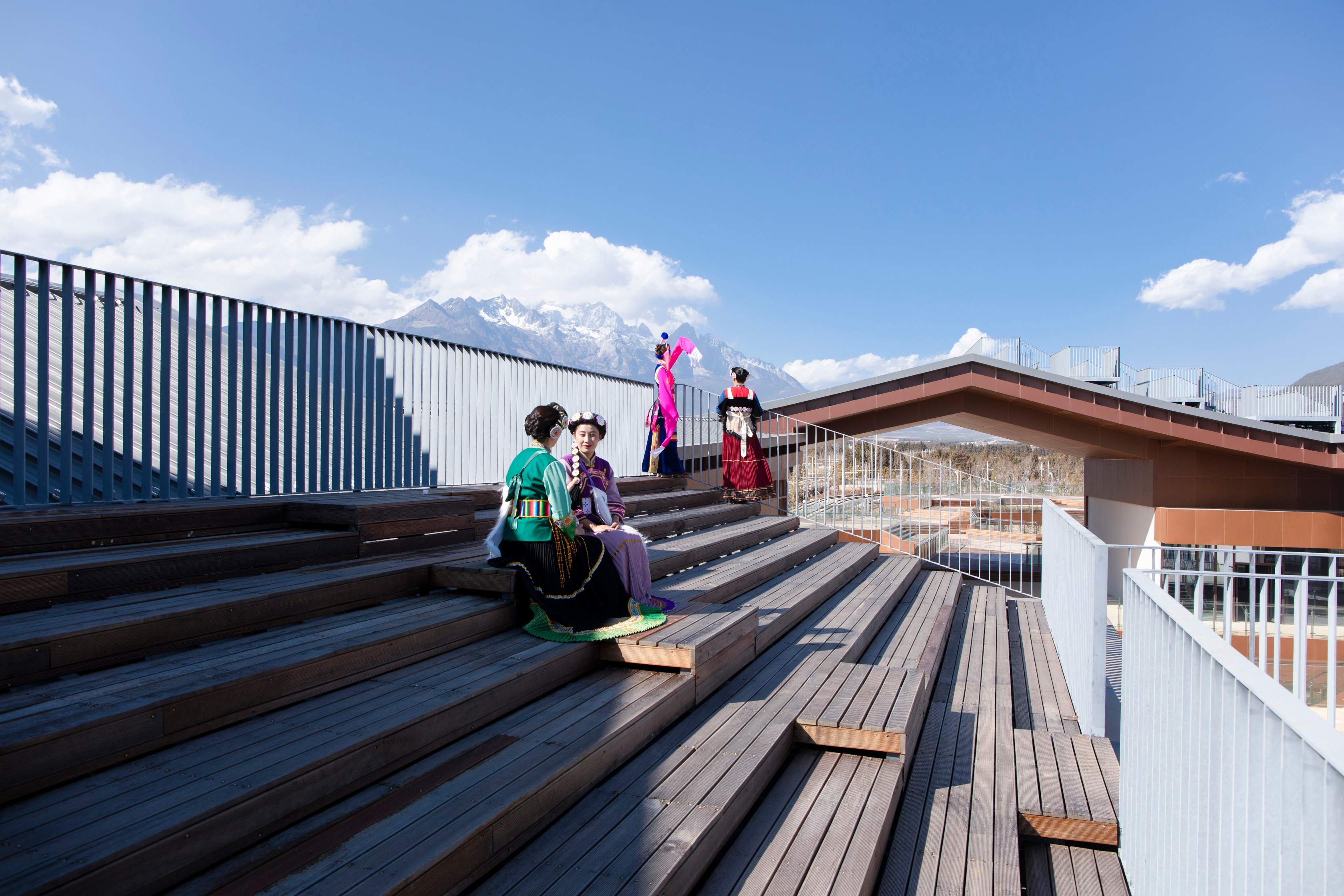 1764923877182220M3M9.jpg 10 屋顶观山©THAD.jpg