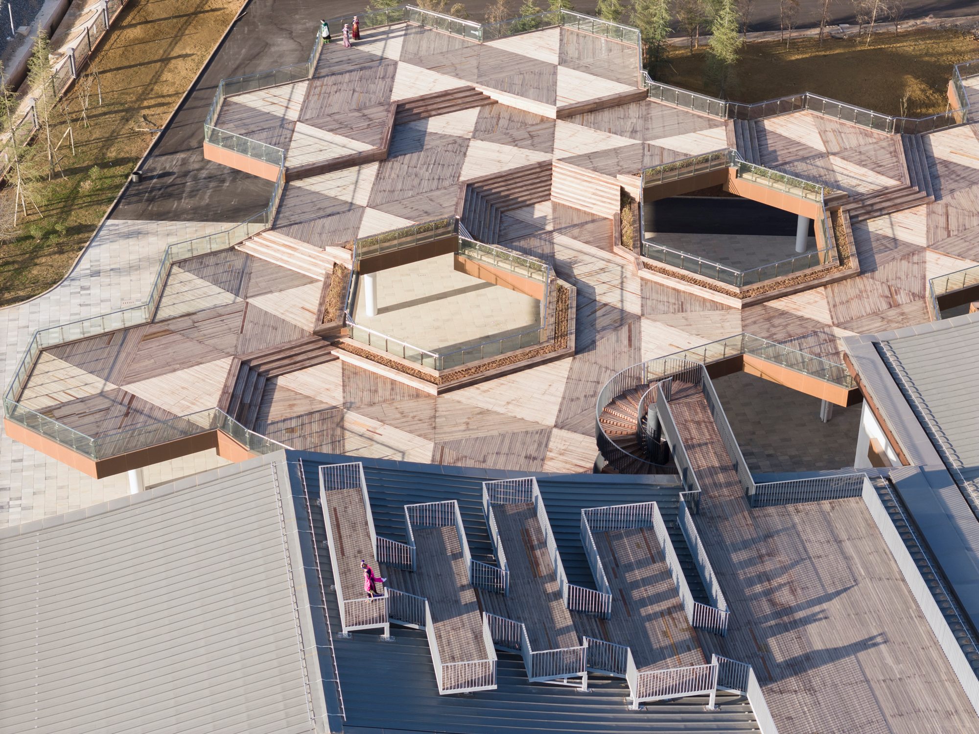 1764924395152674uWtN.jpg 20 高低观山平台©THAD.jpg