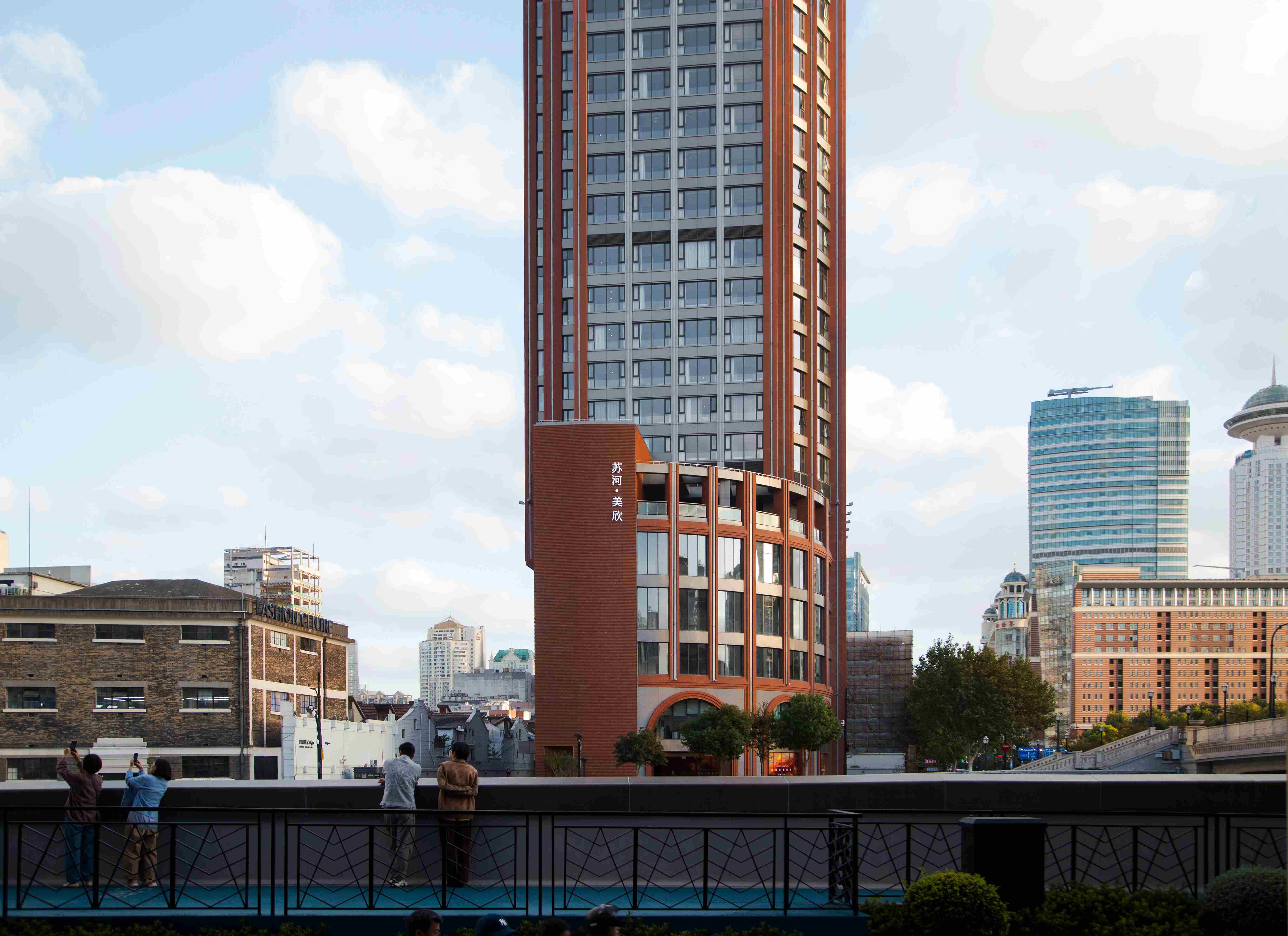 苏河美欣大厦本身也成为苏州河岸的又一道风景©朱昇凡_3.jpg
