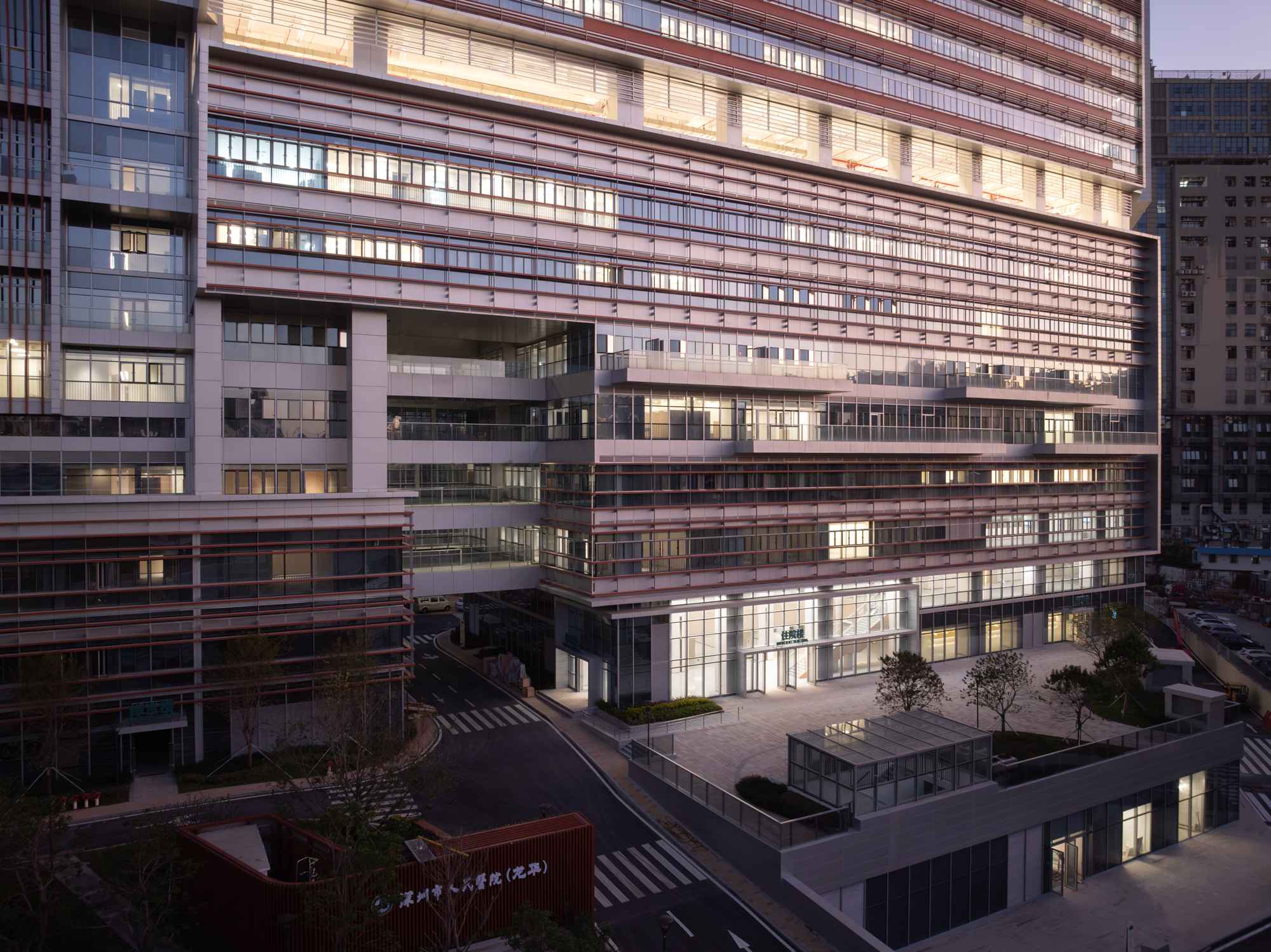 10 Shenzhen People’s Hospital Longhua Branch ©Perkins&Will ©Right Angle Image_8.jpg