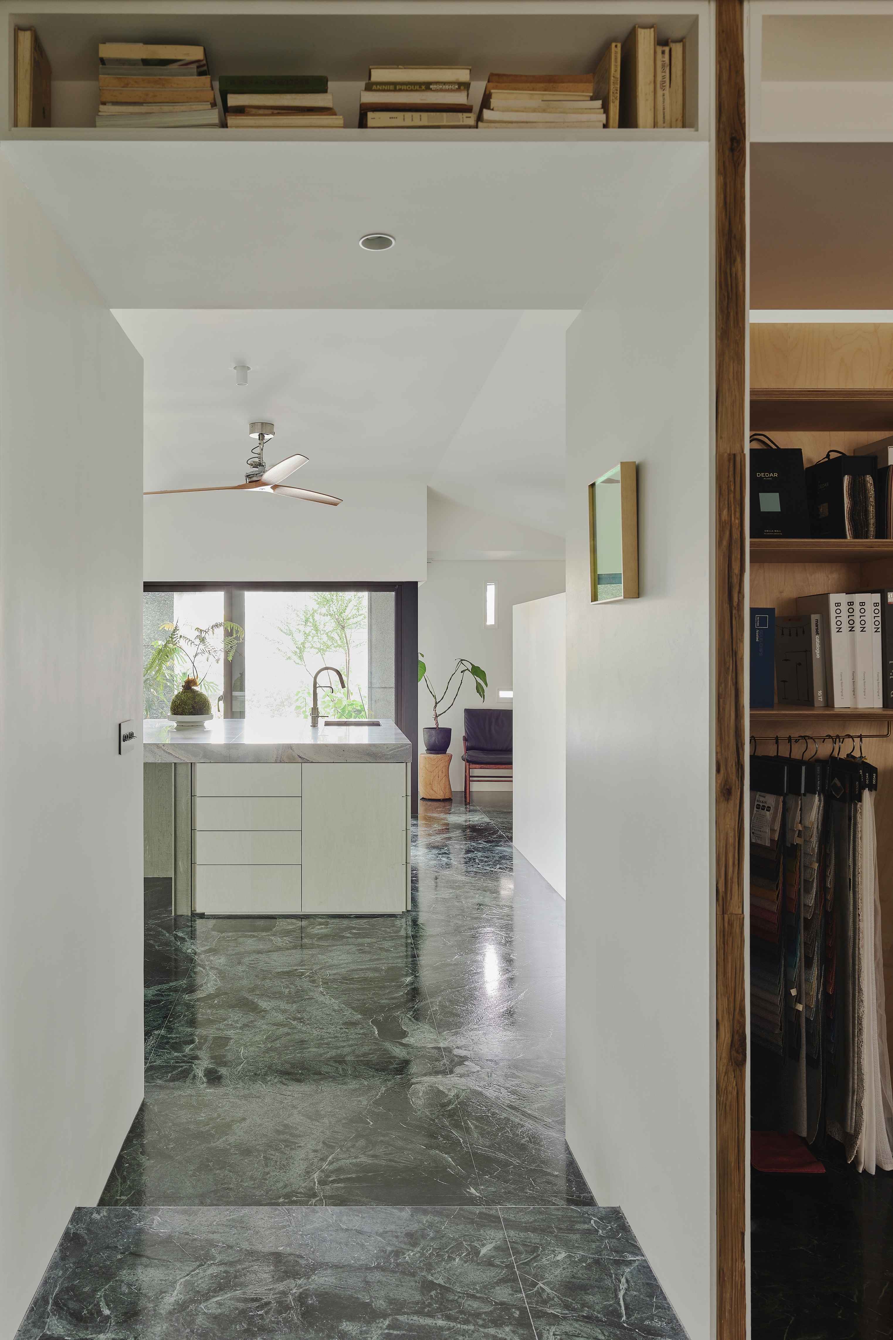 17732198212403491YwT.jpg 20. aisle99_14_11zon.jpg