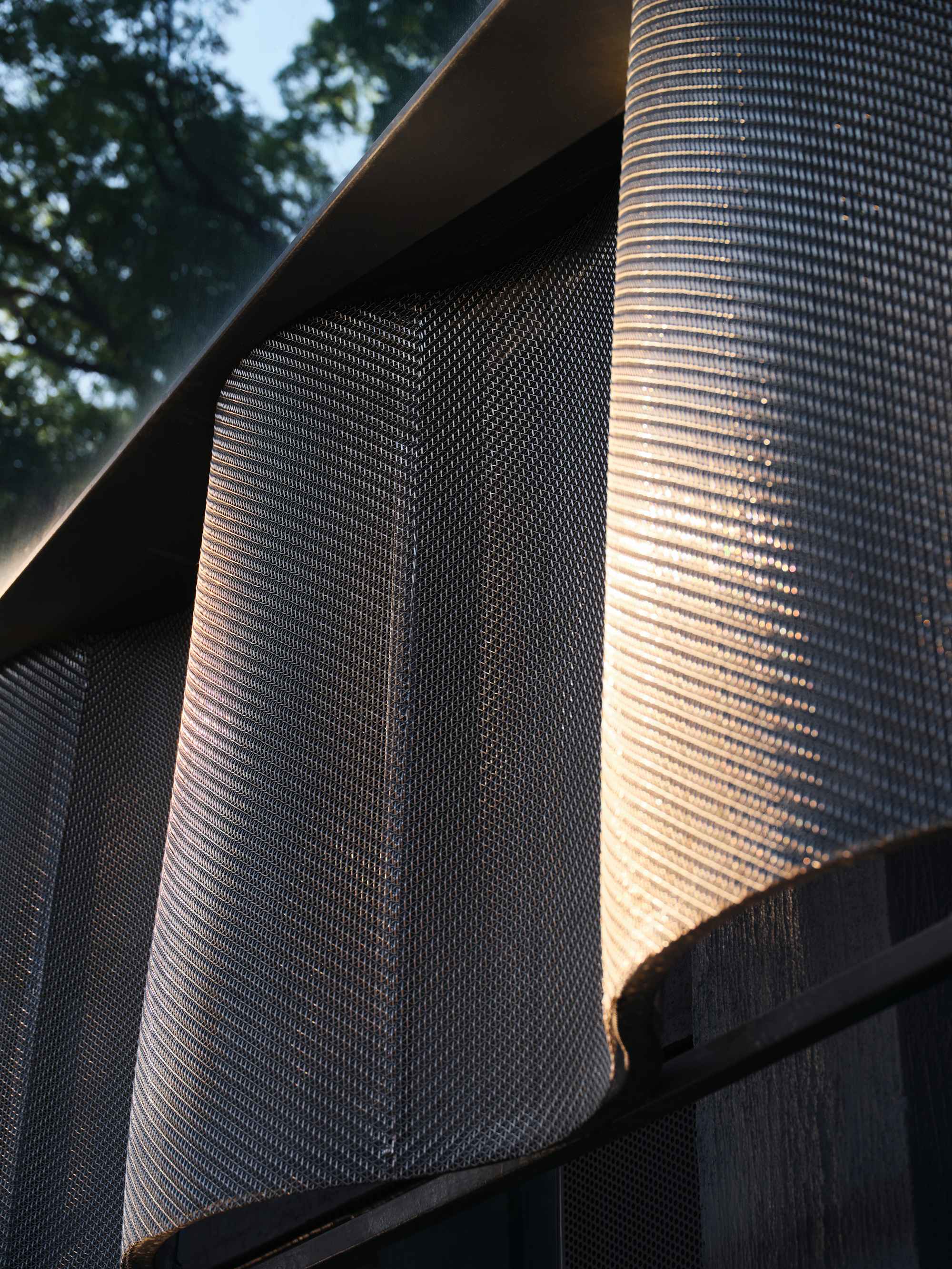1773903624165577clGm.jpg 35_ 弧形穿孔铝板细节 Detail of the Curved Perforated Aluminum Panel ©英盖乐锐 ingallery_11.jpg