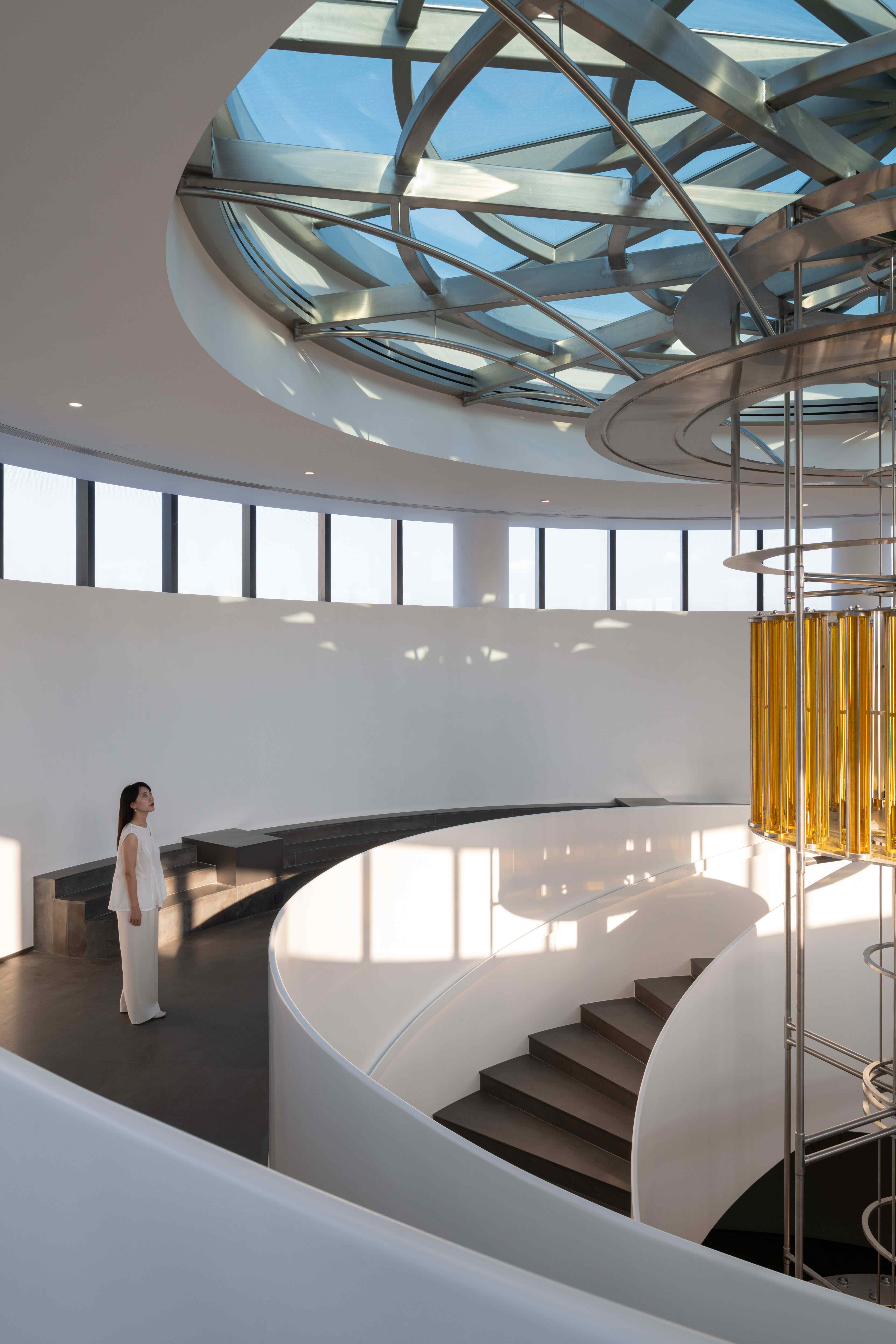 27 贯穿四层的旋转楼梯和巨型装置 ©直角建筑摄影A spiral staircaseand a giant installations spanning four floors © Right Angle Image.jpg